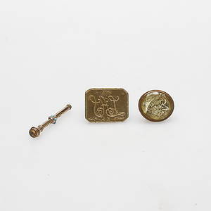 PETSCHAFT, 2 st, mässing och glas samt PENNA, mässing, 18001900-tal.