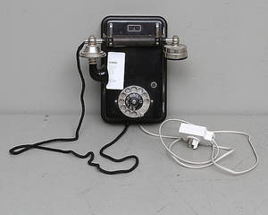 VÄGGTELEFON, bakelit, lur märkt Telegrafverkets verkstad Nynäshamn, 1900-talets första hälft.
