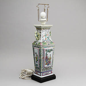  BORDSLAMPA, porslin, Kina, 1900-tal.