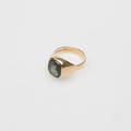  KLACKRING, 18k guld med sten, total vikt ca 7,3 gram.