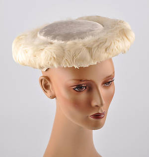  KOPFBEDECKUNG 81. Damenhut. Elfenbeinfarbene Haube, Kappe aus Feder und Textil.