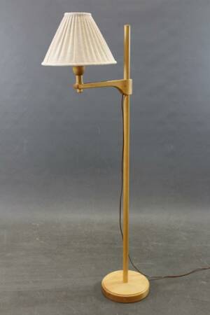 Golvlampa i björk Staken Carl Malmsten