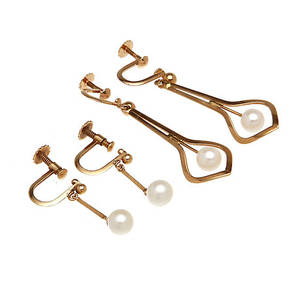  ÖRHÄNGEN, två par, 18K rödguld samt odlade pärlor. Vikt ca 5,8 g.