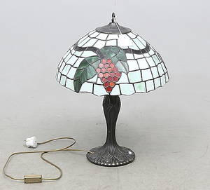  BORDSLAMPA, glas och metall, tiffany-stil, 1900-tal.