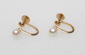 ÖRHÄNGEN, 1 par, med pärlor, 18k guld, total vikt ca 1,4 gr.