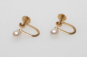  ÖRHÄNGEN, 1 par, med pärlor, 18k guld, total vikt ca 1,4 gr.