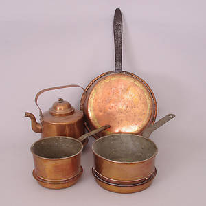  KASTRULLER SAMT KITTEL, koppar, 18001900-tal.