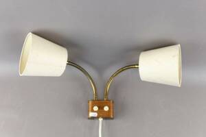 Vägglampa i teak och mässing