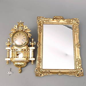  VÄGGSPEGEL, förgylld ram  VÄGGUR, förgylld, gustaviansk stil.