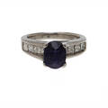  RING, 18k vitguld med diamanter, totalt ca 1,00 ct samt safir, ca 2,00 ct.