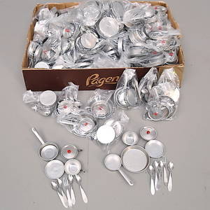  PARTI KÖKSREDSKAP FÖR DOCKOR, ca 100 förpackningar.