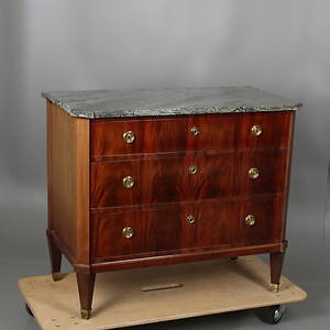  BYRÅ  i mahogny med stenskiva, 3-lådig, sengustaviansk stil omkring 1900.