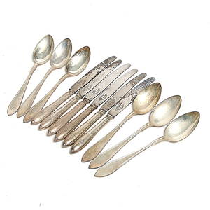  SKEDAR samt KNIVAR, 12 st, silver, modell Svensk Spetsig, Guldsmeds AB, Stockholm. 1915. Nettovikt ca 610 gram.