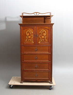  SKÅP, med intarsiadekor, jugend, tidigt 1900-tal.