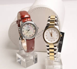Christina London. Dansk designer Christina Hembo. 2 Damearmbåndsure med diamanter