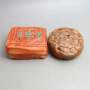  SITTPUFFAR, 2 st, skinn, 1900-tal.