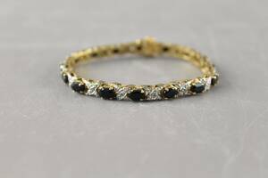 Armband i förgyllt silver med blå och vita stenar