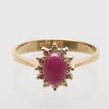  RING, 18K guld med rubin, 1,5 ct samt briljanter, 0,10 ct, totalvikt 3 gram.
