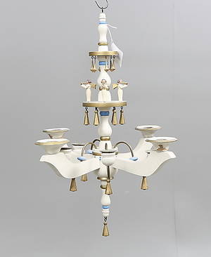  TAKKRONA, bemålat trä, höjd ca. 52 cm.