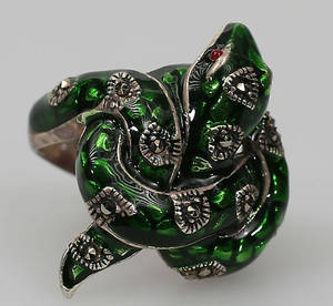  RING, silver, markasiter och grön emalj, i form av orm, 2000-tal.