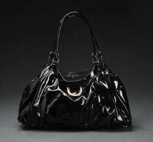 Gucci, skuldertaske af sort laklæder, model 1000 D Gold Large