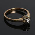  ENSTENSRING, 18k guld samt brilliantslipad diamant 0,1ct. 1900-tal. Totalvikt 4 gram.