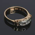  HALVALLIANSRING, 18k guld samt vita stenar, Ekmans Guldkedja, Sundsvall. Totalvikt 3 gram.
