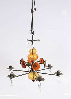  ERIK HÖGLUND. för Boda, takkrona till 6 ljus, smide och bärnstensfärgat glas, dekor av hängen i klarglas.