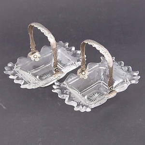  SKÅLAR MED HANDTAG, 1 par, silverglas, Holland 1853.