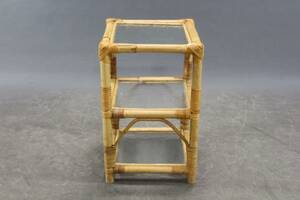 Piedestal i rotting med glashyllor