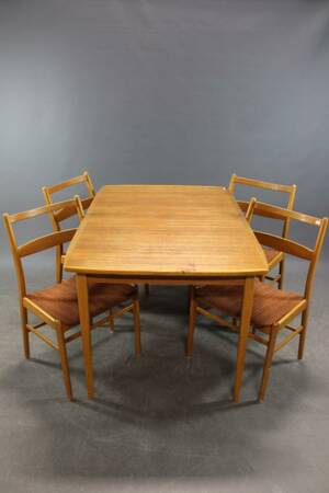 Matgrupp i teak 5 delar, bord och stolar 4 st