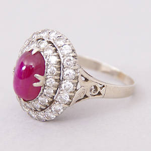  RING, 18K vitguld med rubin och briljanter.