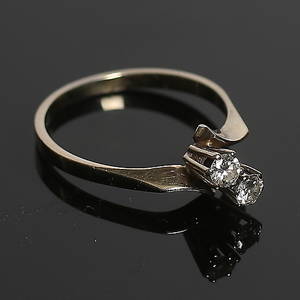 RING, 18k vitguld, med två briljanter, tot 0,14 ct. 1900-talets sista kvartal. Bruttovikt 3 gram.