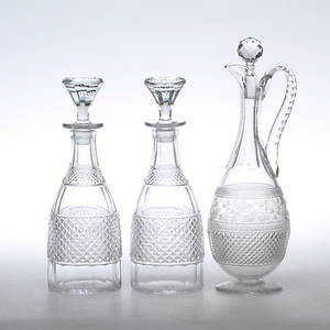  KARAFFER, 3 st, glas, varav en med slipad dekor av rosor, omkring 1900.