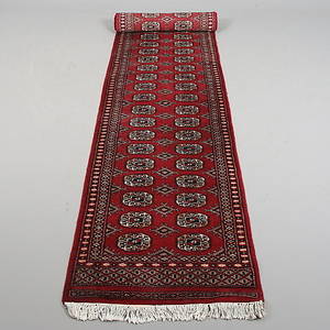 GALLERIMATTA, Bochara, Pakistan. 1900-tal. 395 x 63.