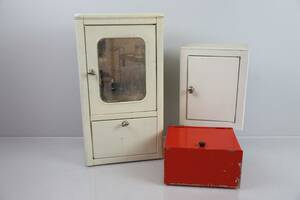 BADRUMSSKÅP, 2 st, samt skrin