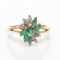  RING, 14k guld med gröna sten samt mindre diamanter, 1900-tal.