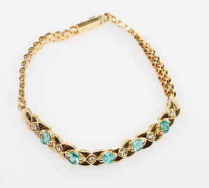  ARMBAND med små diamanter samt gröna stenar, 18k guld, vikt ca 16,4 gr.