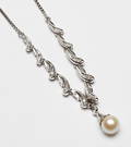  HALSBAND 18K VITGULD MED 6 SMÅ DIAMANTER SAMT PÄRLA,  total vikt ca 10.4 gr.