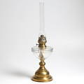  BORDSFOTOGENLAMPA, mässing samt glas, omkring år 1900.