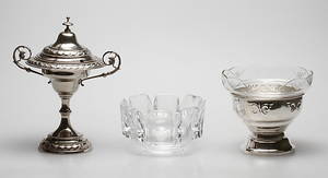  SKÅLAR, 3 st. Metall och glas. Bland annat Orrefors, 181900-tal.