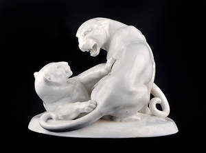  ART DECO. FIGURENGRUPPE, SPIELENDE RAUBKATZEN. Weißporzellan, ungemarkt.