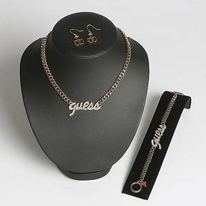 COLLIER, ARMBAND samt ÖRHÄNGEN, gulmetall samt strass, GUESS, 19002000-tal.