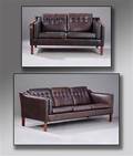 Dansk møbelproducent. Tre samt to-pers. sofa  betrukket med brunt skind. 2