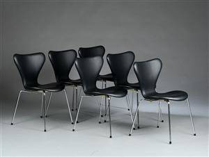 Arne Jacobsen. Sæt på seks stole syveren model 3107 med betræk af læder 6