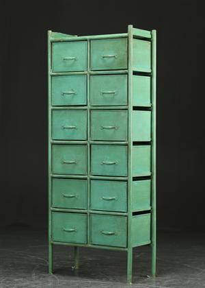 Reolsystem i bemalet metal med 12 skuffer 