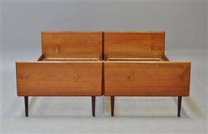 Dansk møbelproducent. To senge af teak. 2