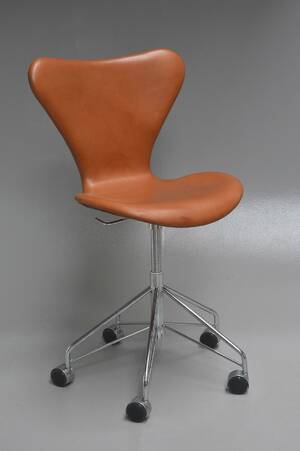Arne Jacobsen. Kontorstol, Syveren med Vacona anilinlæder , model 3117