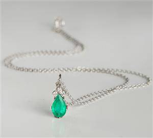 Collier in Weißgold mit Brillanten und Smaragd