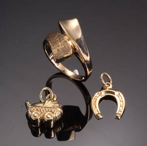 Guldring samt to charms, 14 kt 3